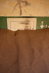 Namibie Kolmanskop deur met zand (7949)